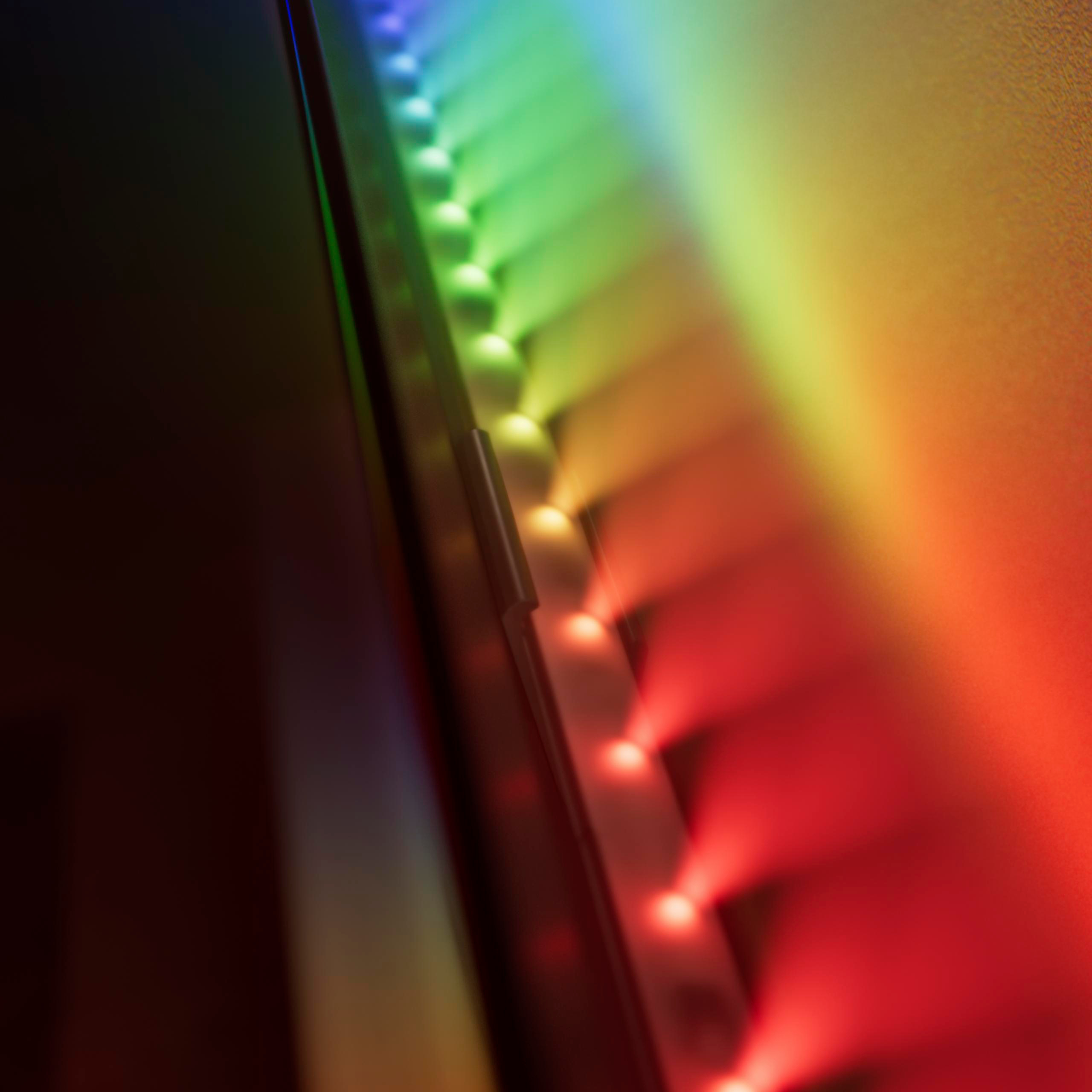 Bunte LED-Leuchtstreifen strahlen farbiges Licht auf eine helle Wand.