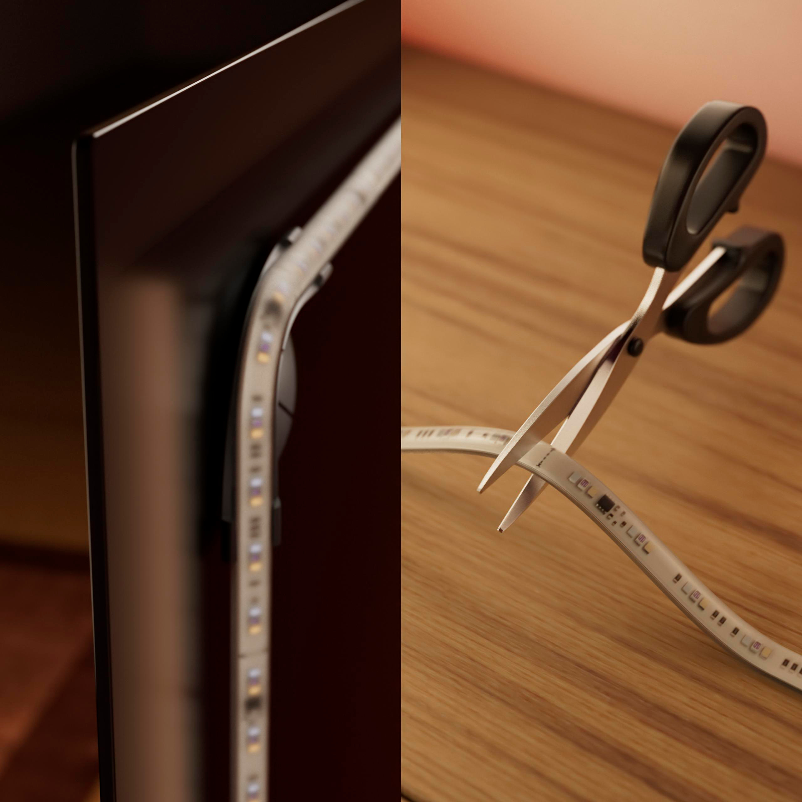 Eine Schere schneidet einen LED-Streifen auf einem Holztisch durch.