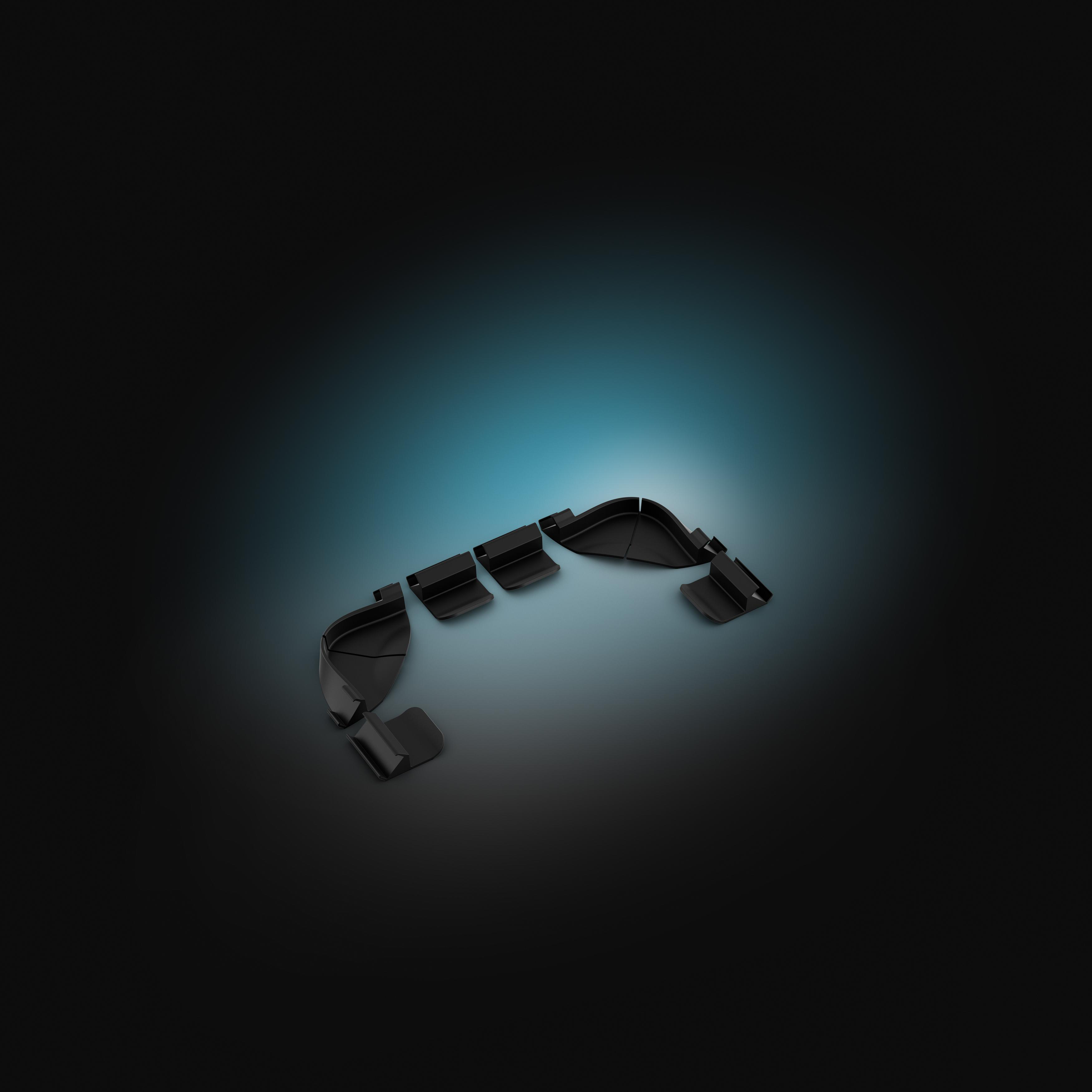 Ein Set schwarzer modularer Kunststoffteile in einer Kurve auf dunklem Grund mit blauem Zentrum.