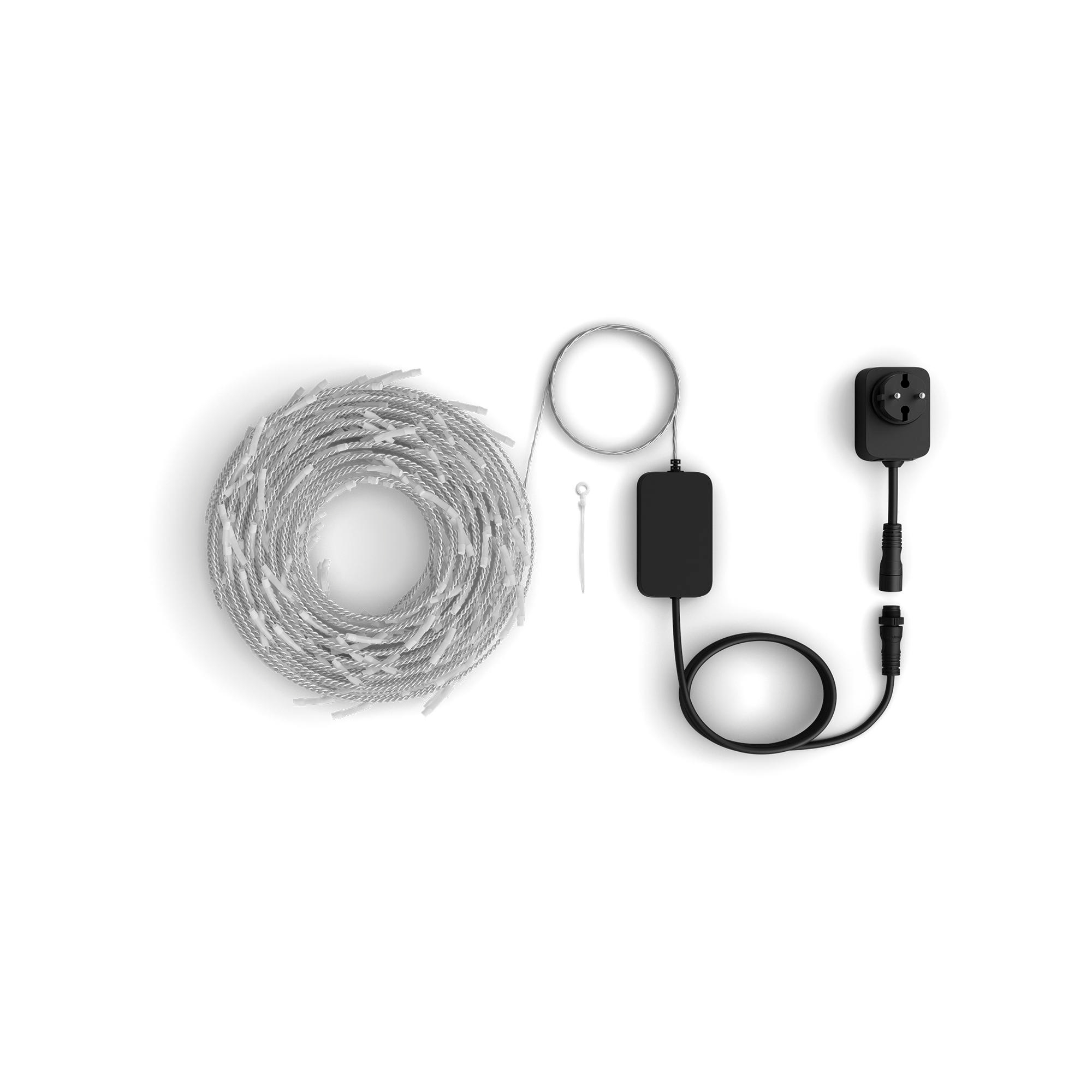 Aufgerollte weiße Lichterkette mit schwarzem Netzteil und Stecker auf weißem Hintergrund.