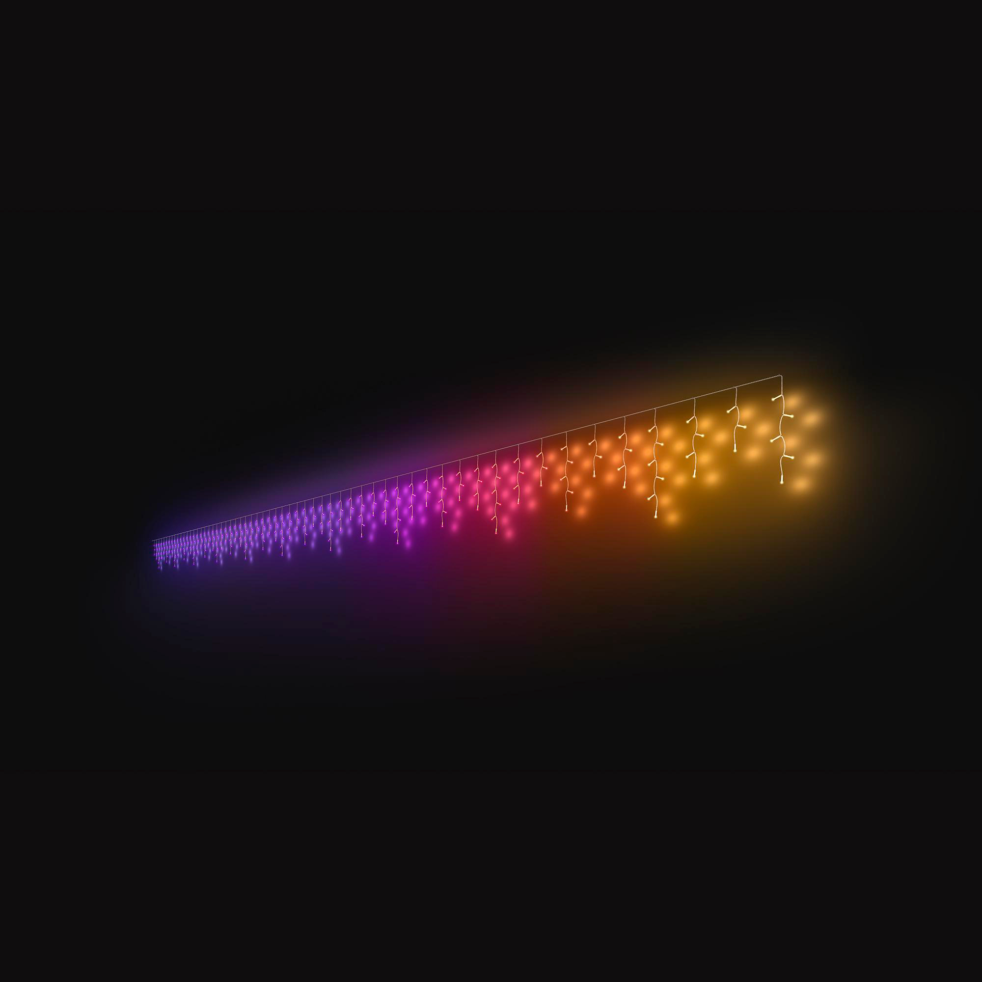Lichterkette mit Farbverlauf von Blau und Violett zu Rosa und Gelb auf schwarzem Hintergrund.