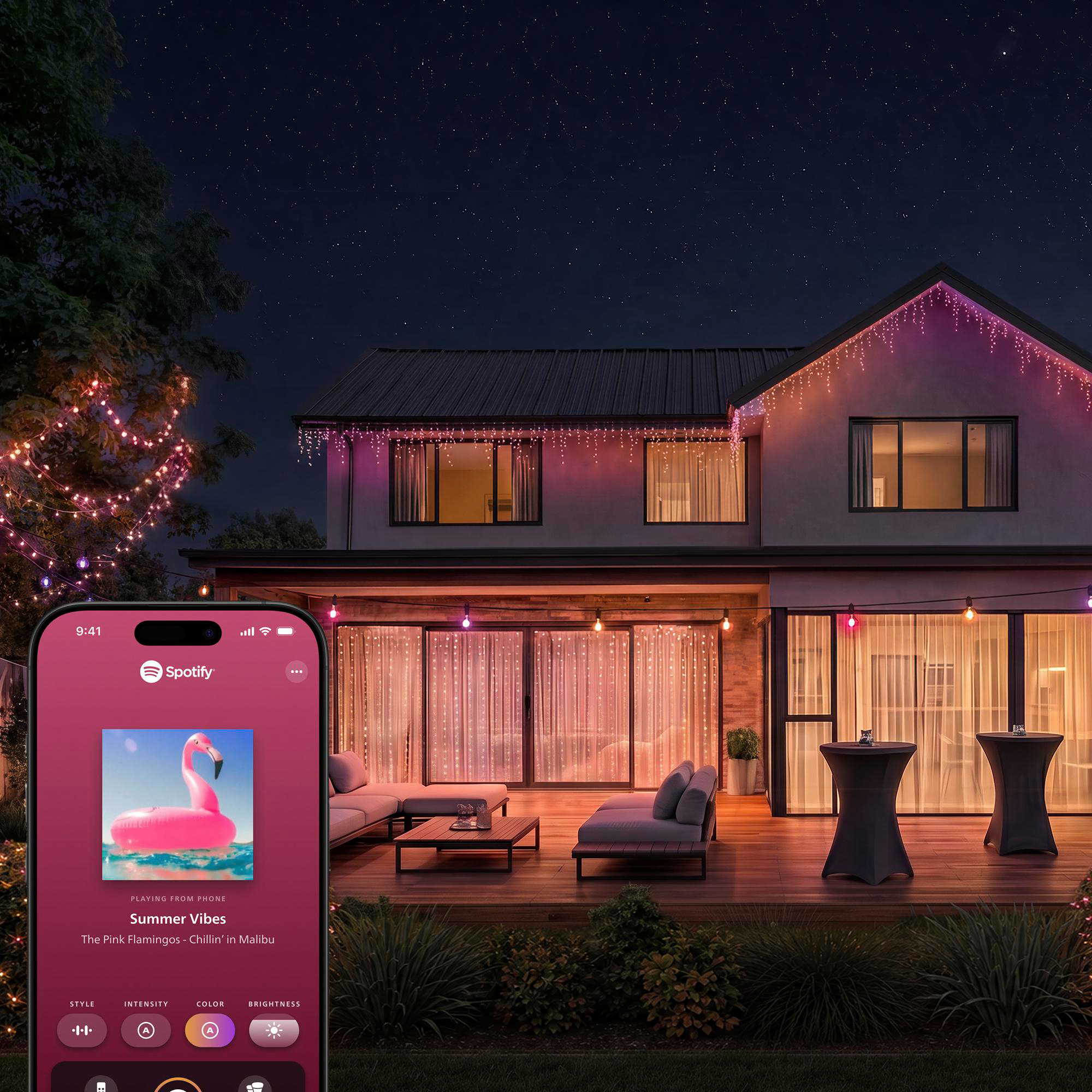 Beleuchtete Terrasse bei Nacht, gesteuert per Smartphone-App mit Spotify.