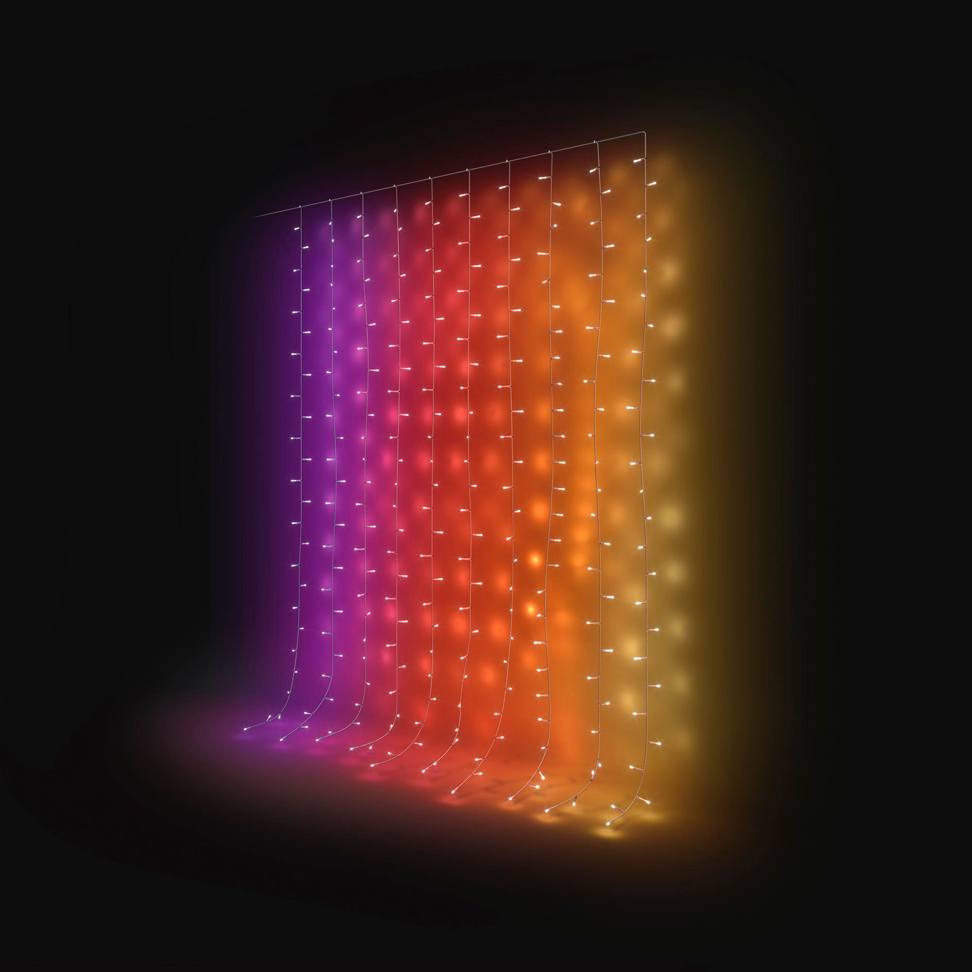 Eine Lichterkette mit vertikalen Strängen leuchtet in bunten Farben von Violett bis Orange vor dunklem Hintergrund.