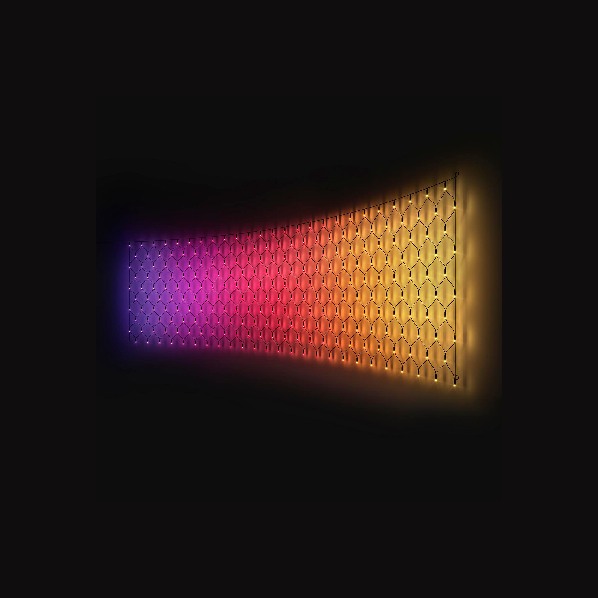 Ein beleuchtetes Netz aus LED-Lichtern leuchtet in bunten Farbverläufen von Violett bis Gelb vor schwarzem Hintergrund.