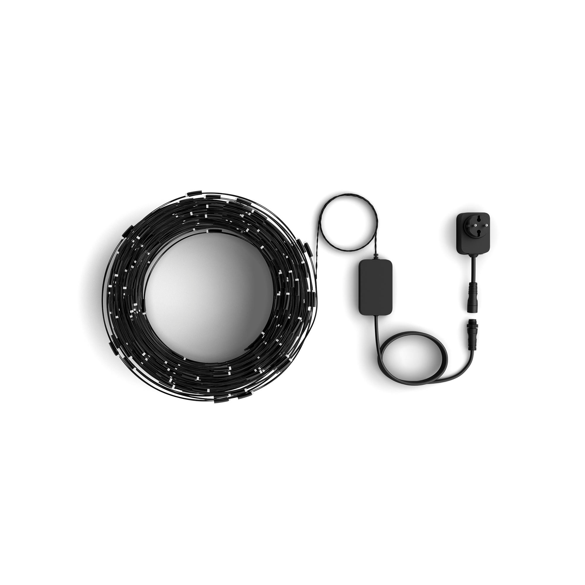 Aufgerollte schwarze Lichterkette mit Netzteil und Stecker auf weißem Hintergrund.