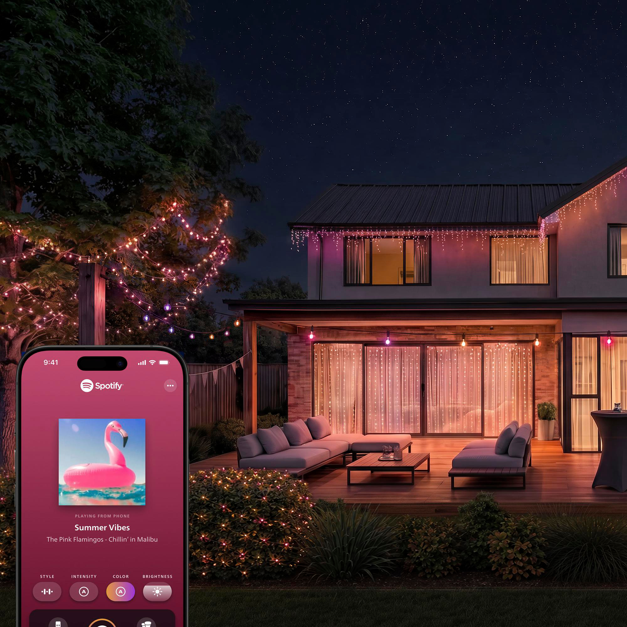 Ein Smartphone mit einer Spotify-App zeigt eine beleuchtete Terrasse bei Nacht mit Lichterketten und Sternenhimmel.
