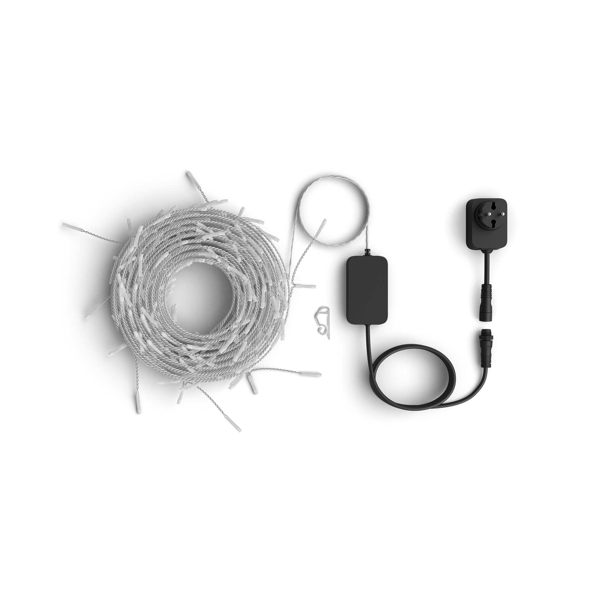 Aufgerollte weiße Lichterkette mit schwarzem Netzteil und Stecker vor weißem Hintergrund.