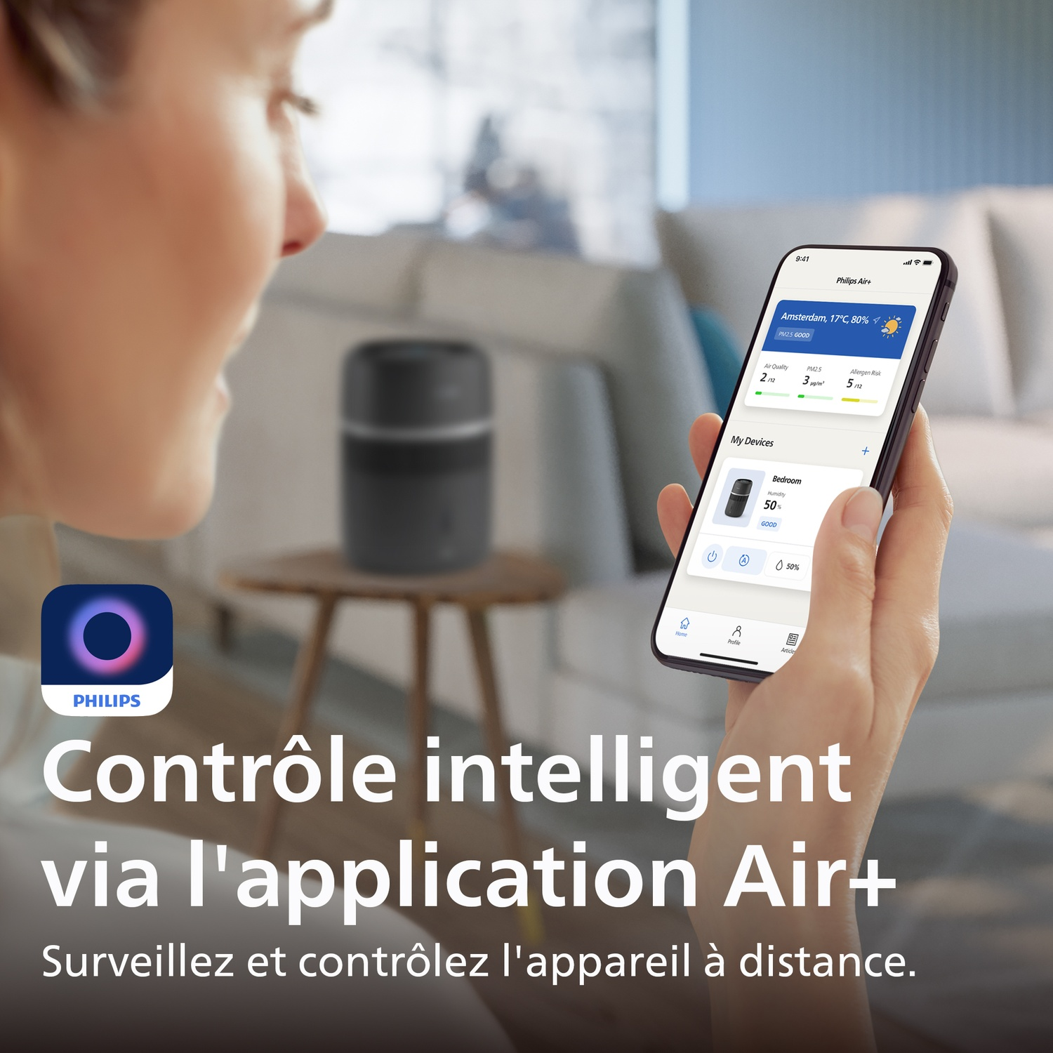 Une femme contrôle un purificateur d'air via l'application Philips Air+ sur smartphone.