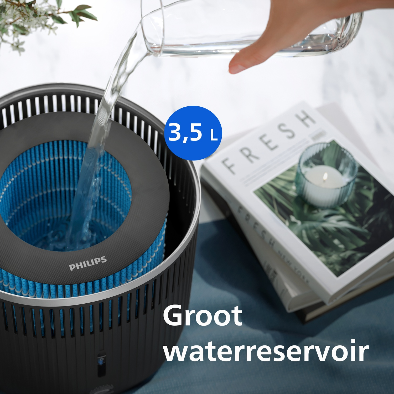 Er wordt water in een Philips luchtbevochtiger gegoten.