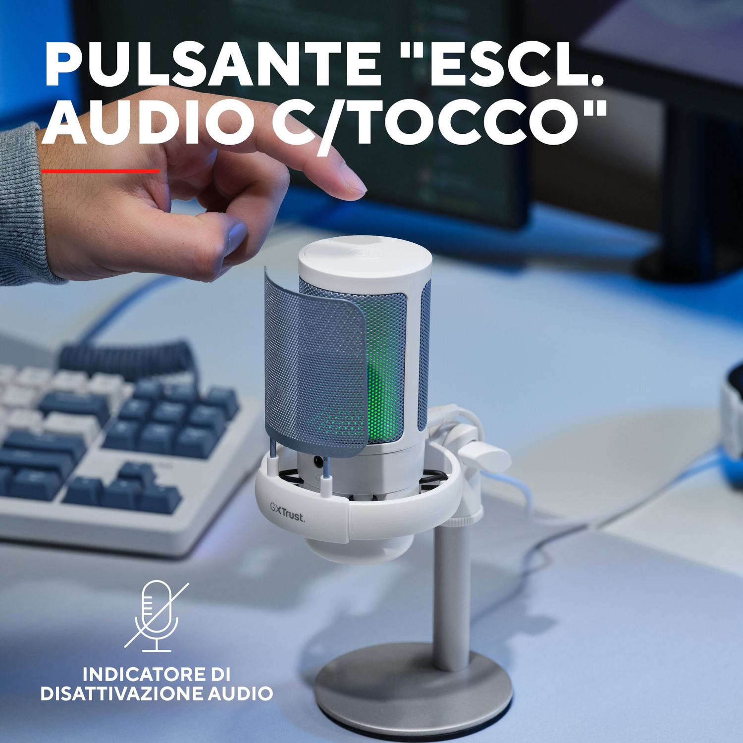 Una mano tocca un microfono bianco con indicatore verde e filtro anti-pop.