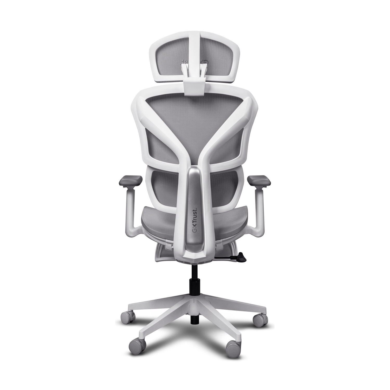 Vista posteriore di una sedia da ufficio ergonomica bianca con schienale in rete e poggiatesta, su sfondo bianco.