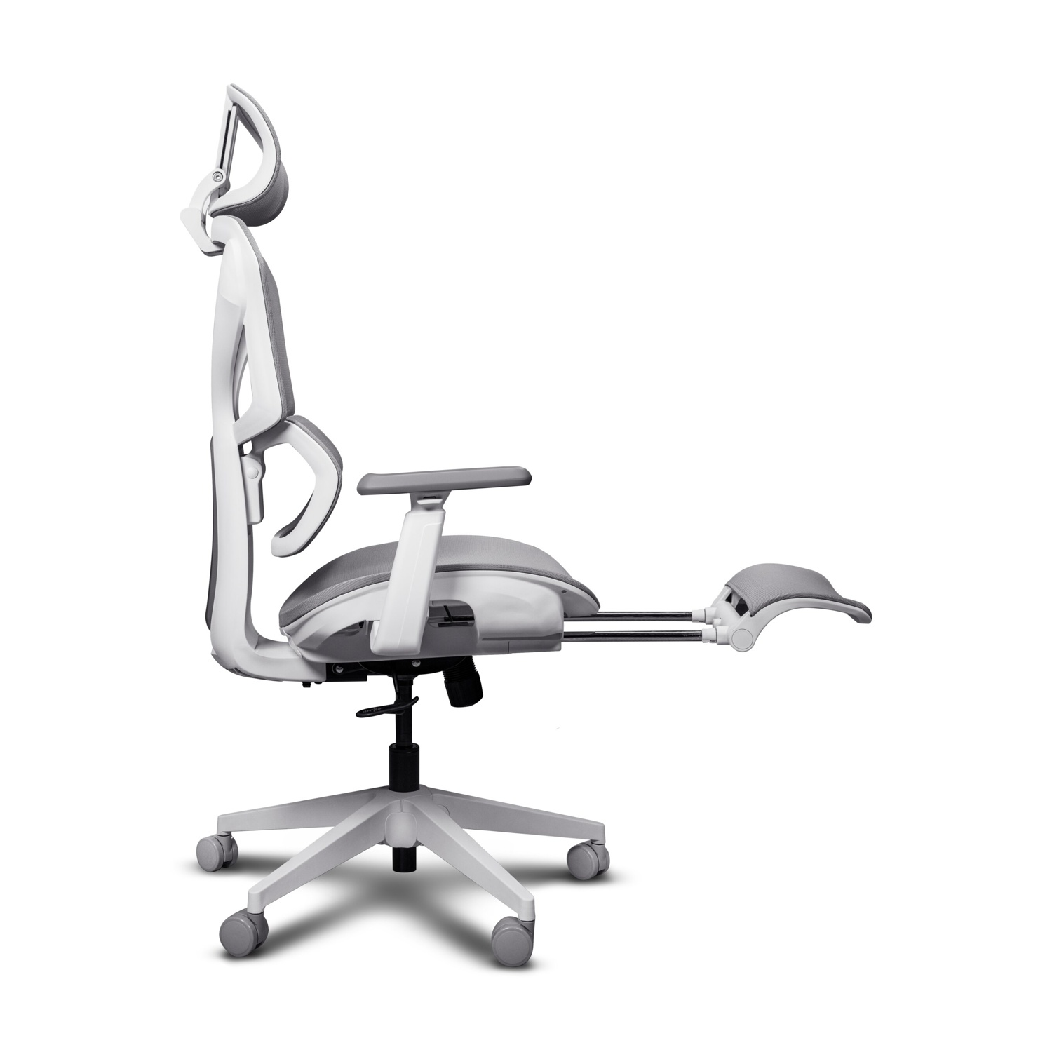 Vista laterale di una sedia da ufficio ergonomica bianca con cuscini grigi, poggiatesta e poggiapiedi estensibile.