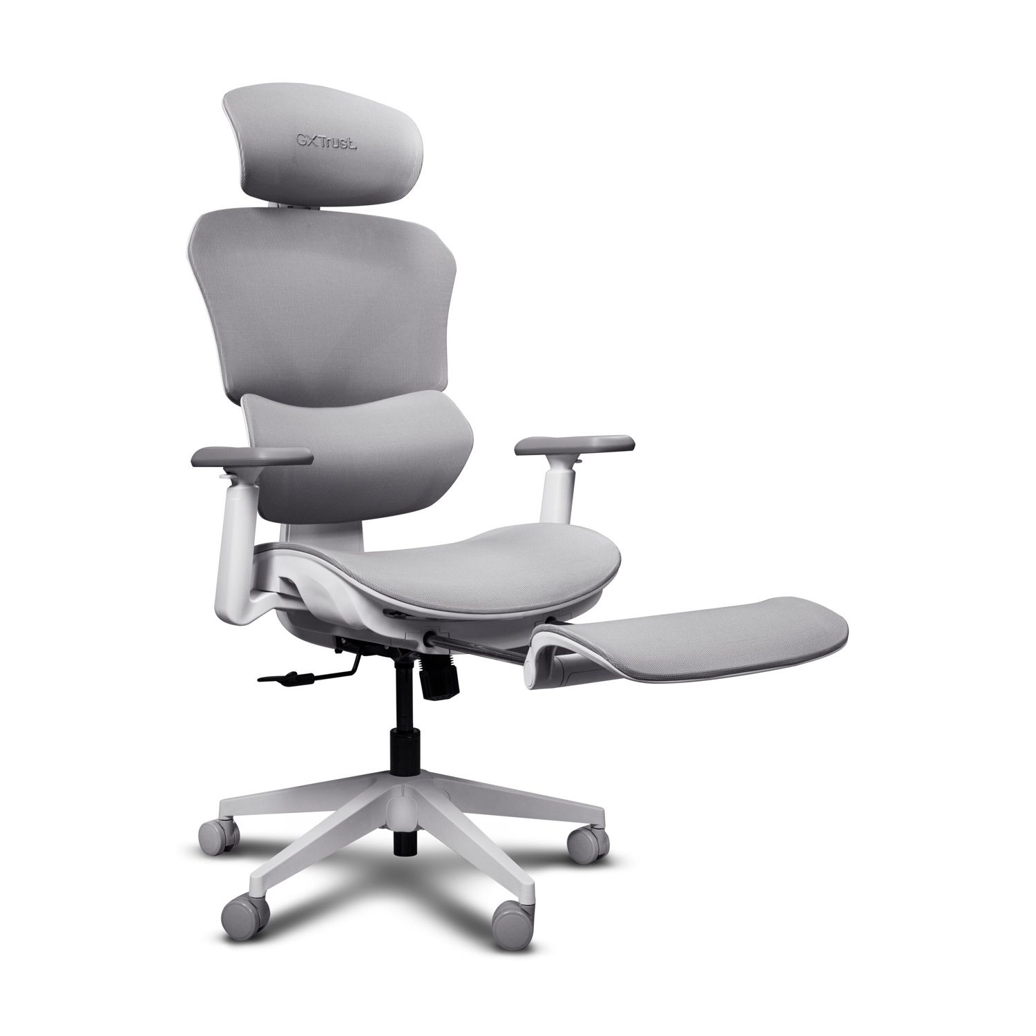 Moderna sedia da ufficio ergonomica grigia con poggiatesta e poggiapiedi estensibile su sfondo bianco.