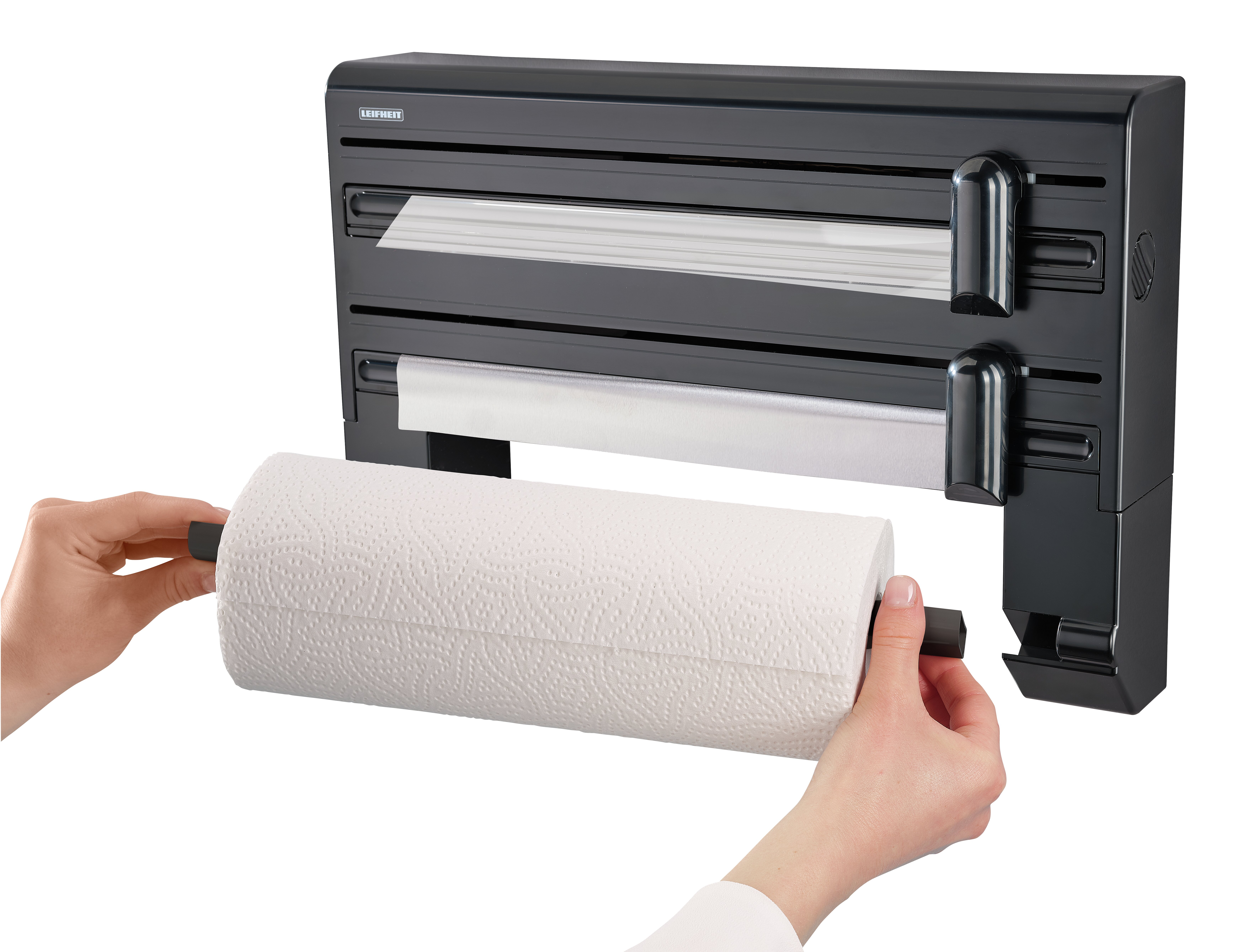 Schwarzer Wandspender für Folie und Papier, in den Hände eine Küchenrolle einlegen.
