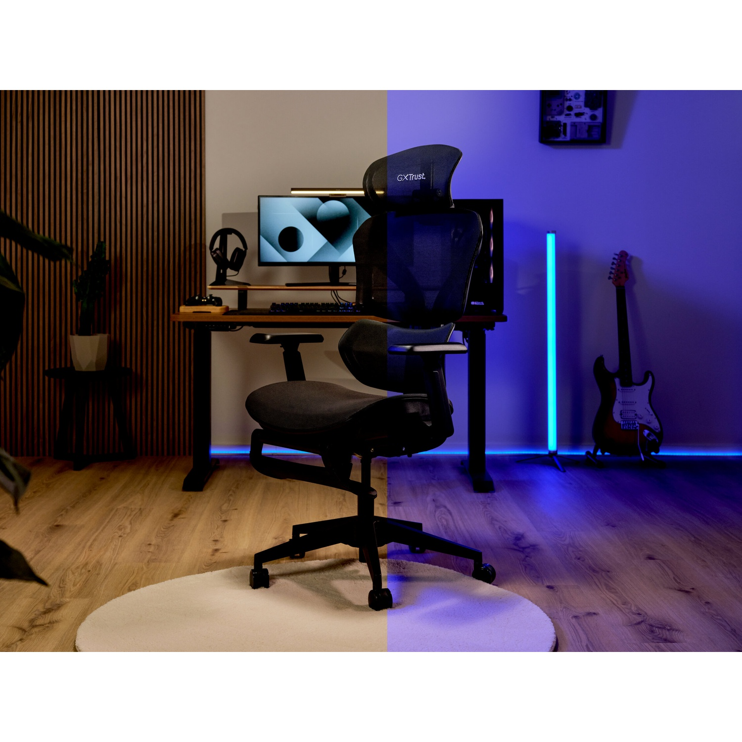 Sedia da ufficio ergonomica nera in stanza moderna con pavimento in legno, computer e illuminazione LED blu.