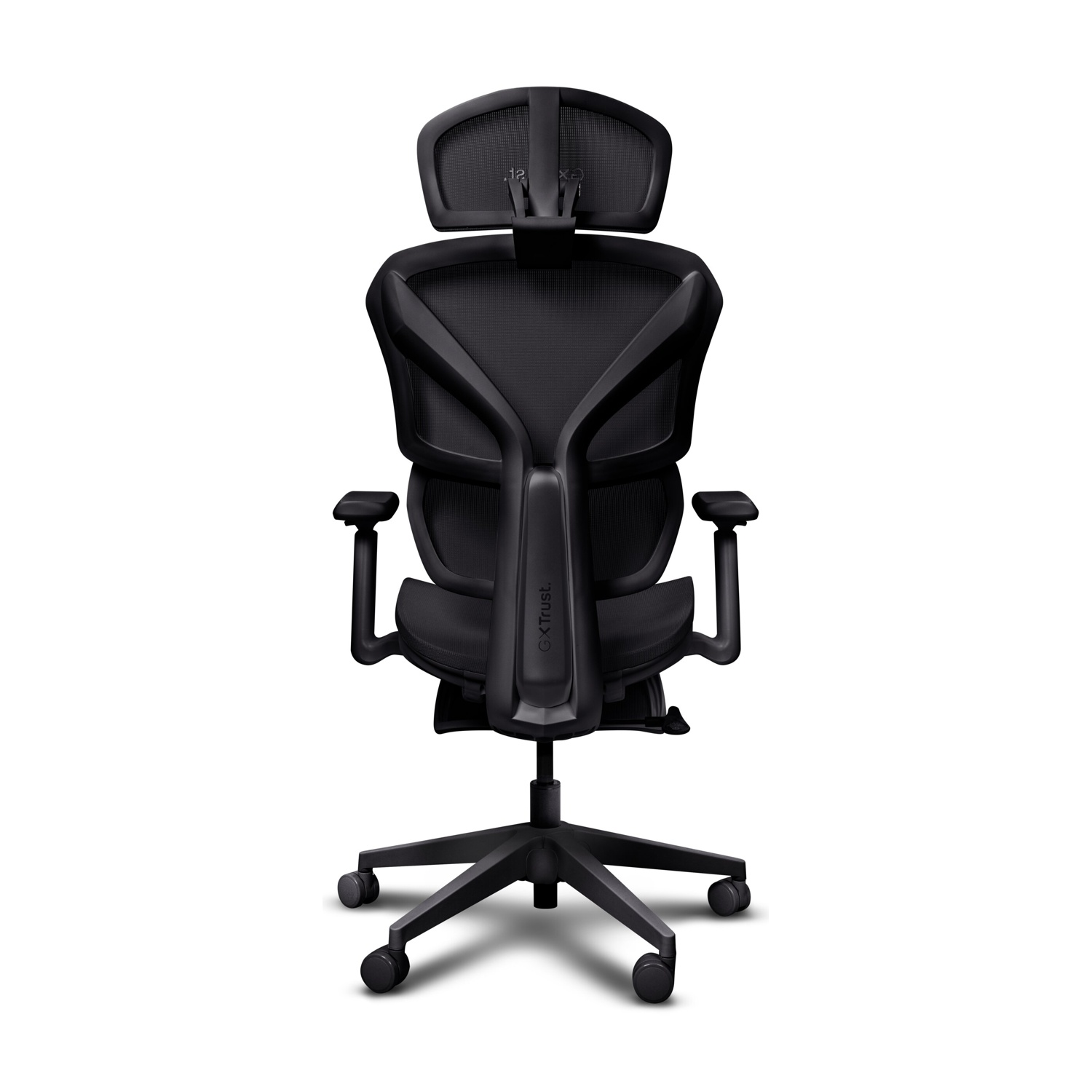 Una sedia da ufficio ergonomica nera con schienale in rete, poggiatesta e base con ruote, vista da dietro.