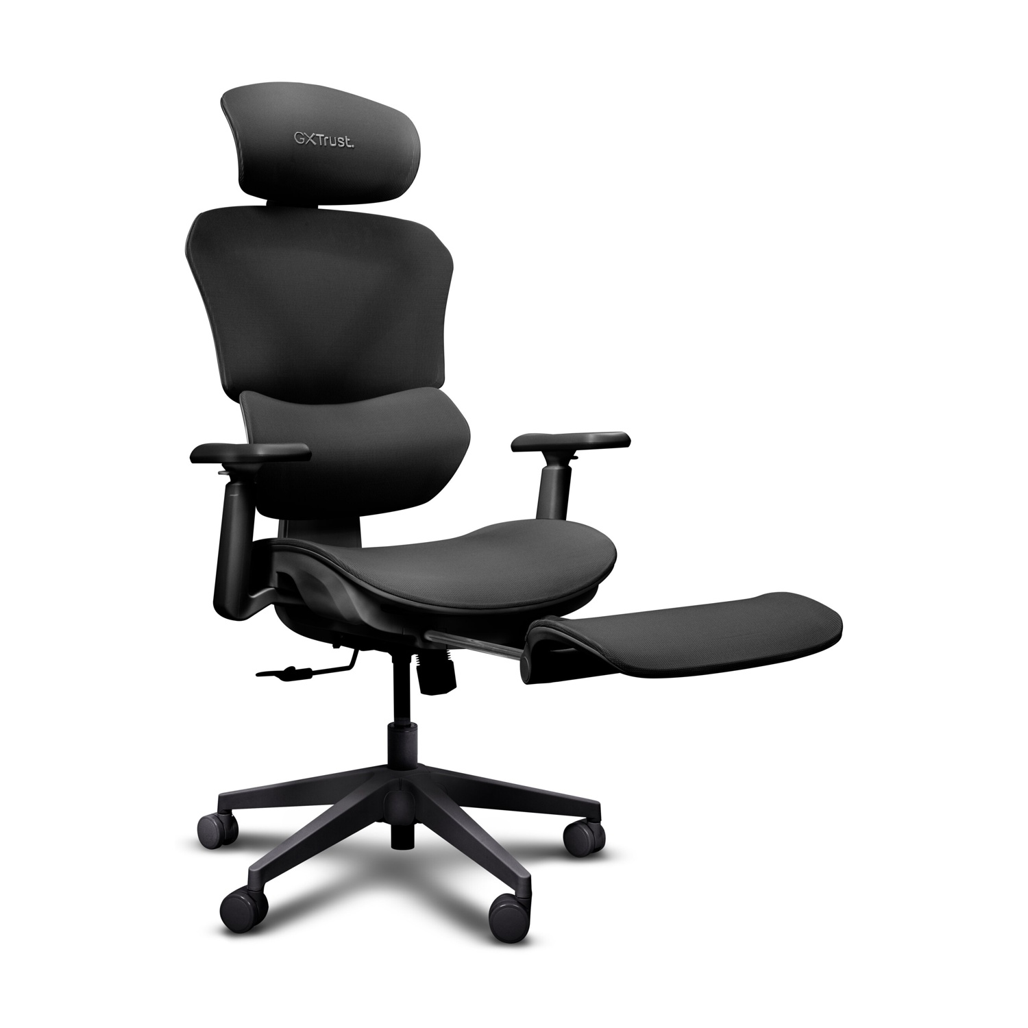 Sedia da ufficio ergonomica nera con poggiatesta e poggiapiedi esteso su sfondo bianco.