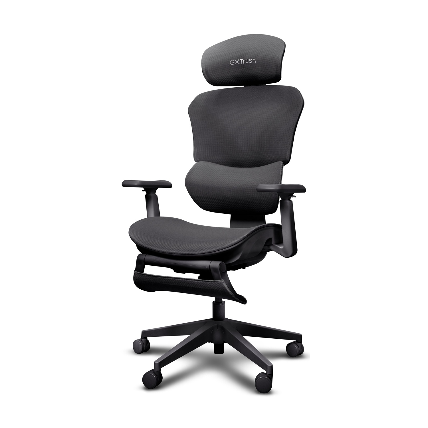 Una sedia da ufficio ergonomica nera con ruote, braccioli regolabili e poggiatesta su uno sfondo bianco.