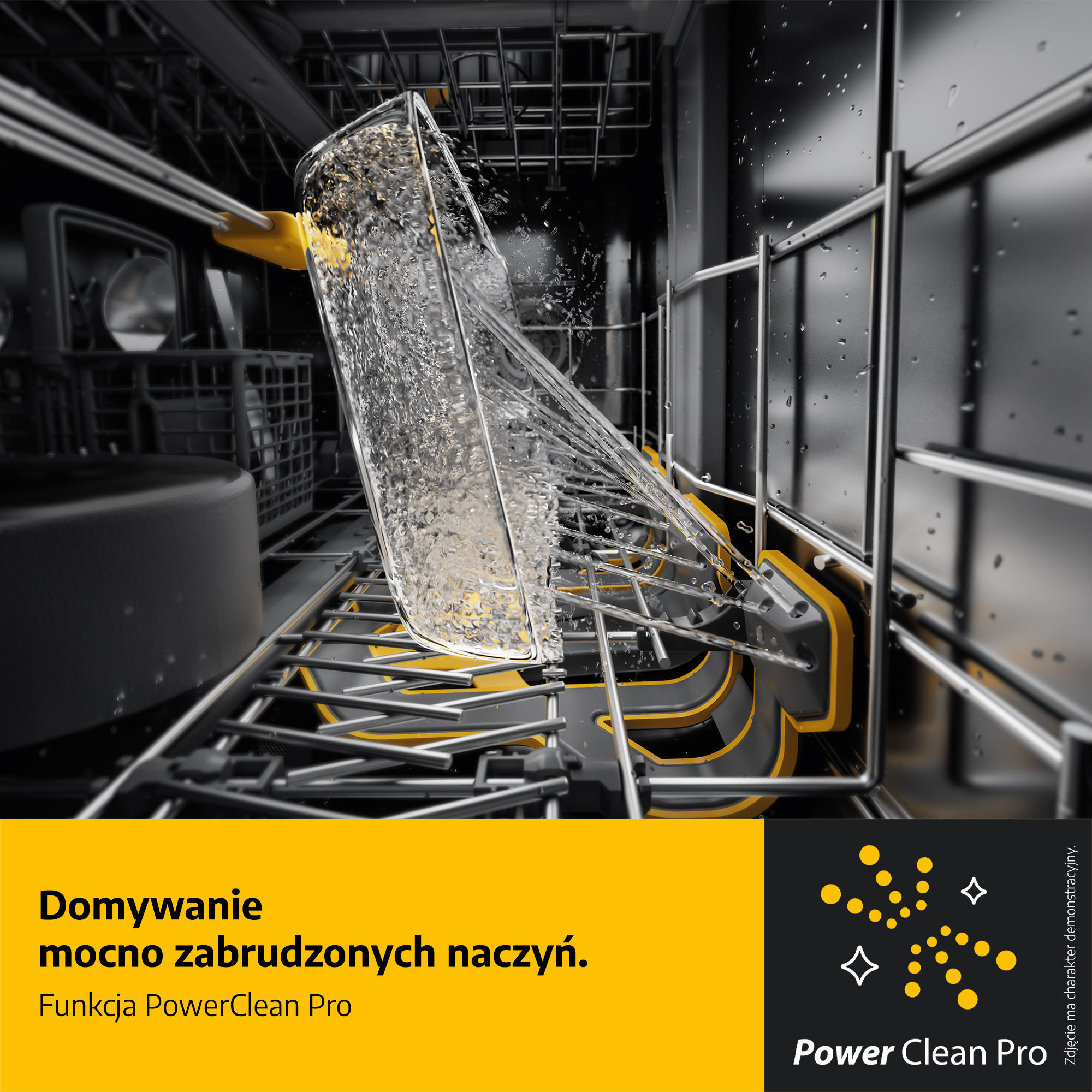 Strumienie wody intensywnie czyszczą szklane naczynie w zmywarce.