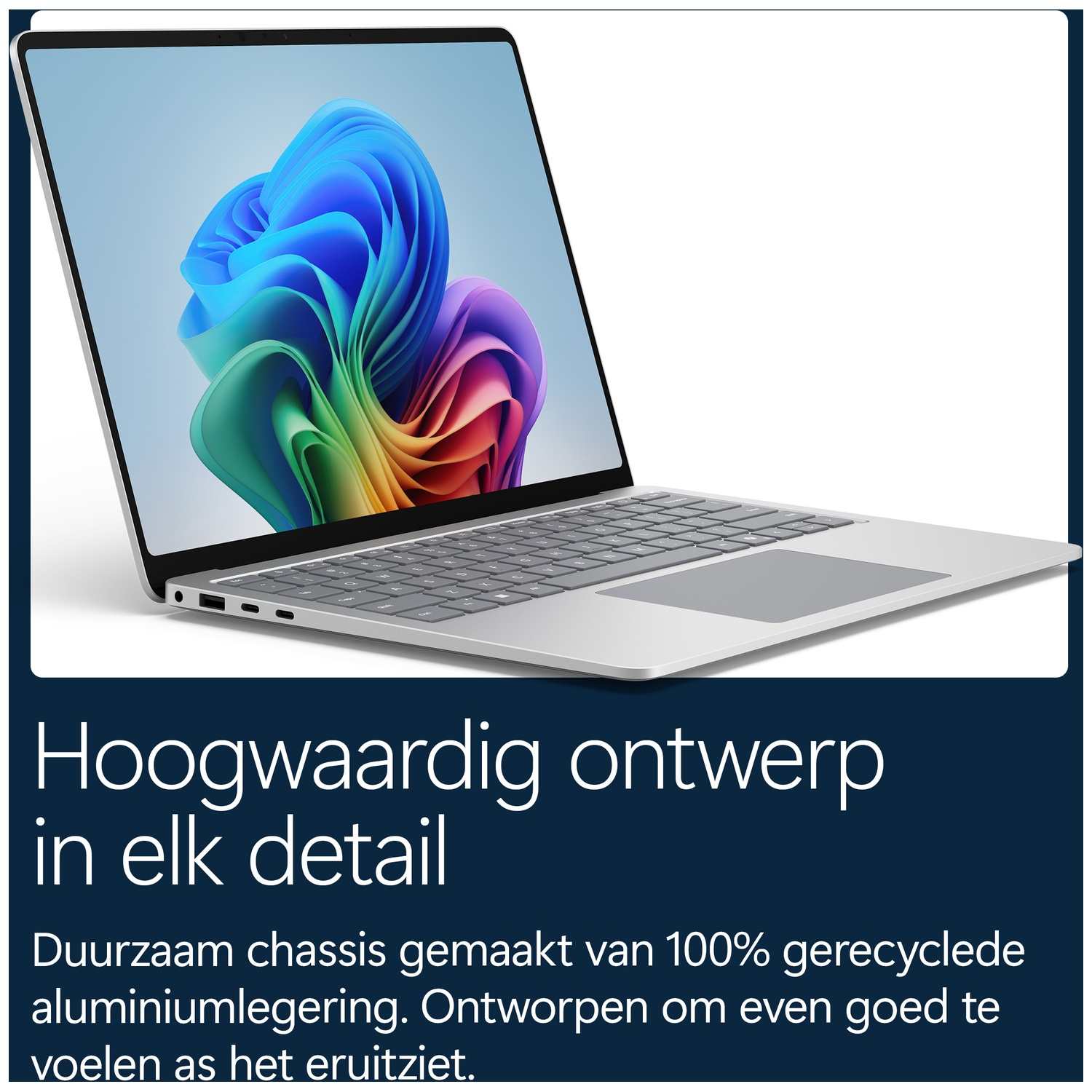 Een zilveren laptop met kleurrijke achtergrond op witte achtergrond, met Nederlandse tekst onderaan.