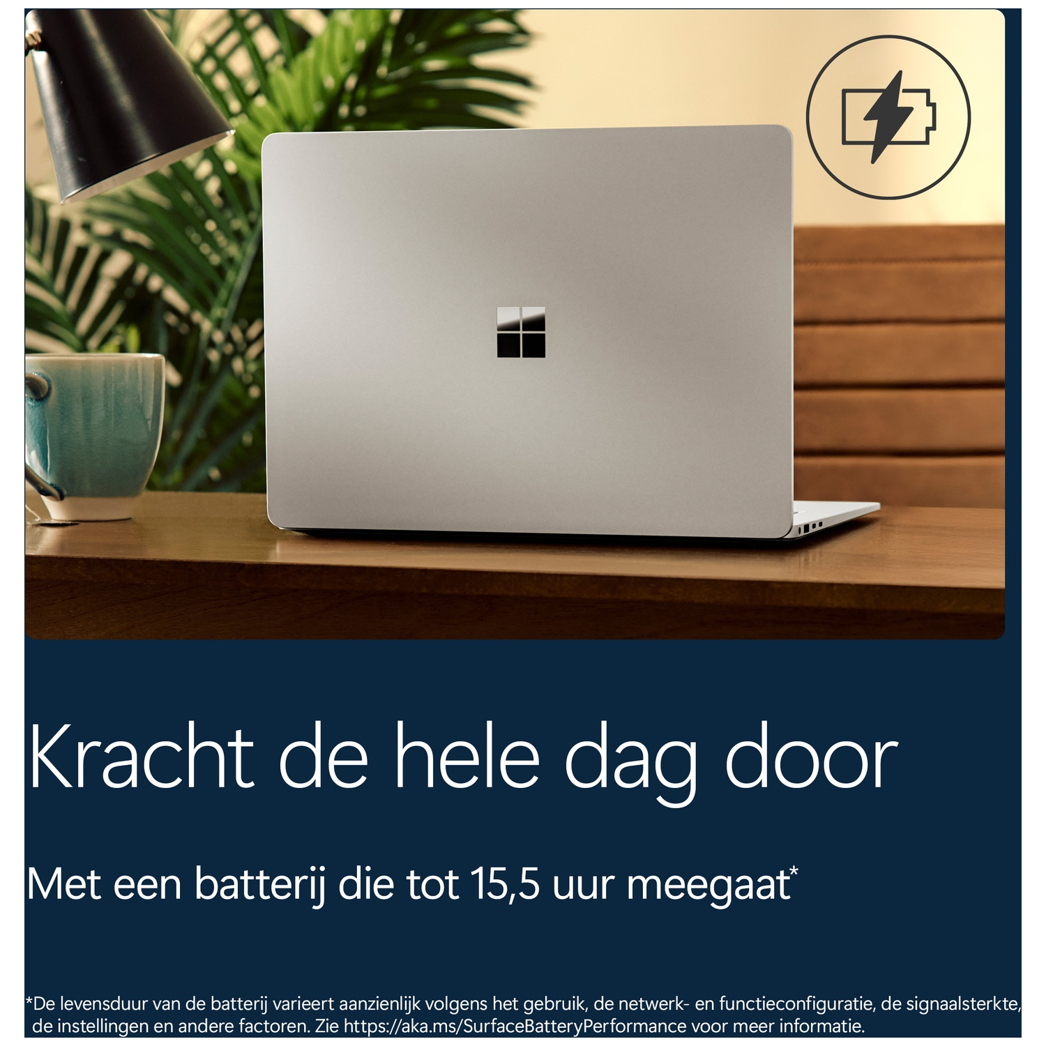Een zilveren laptop op een houten bureau met een mok, lamp en tekst op een blauwe achtergrond.