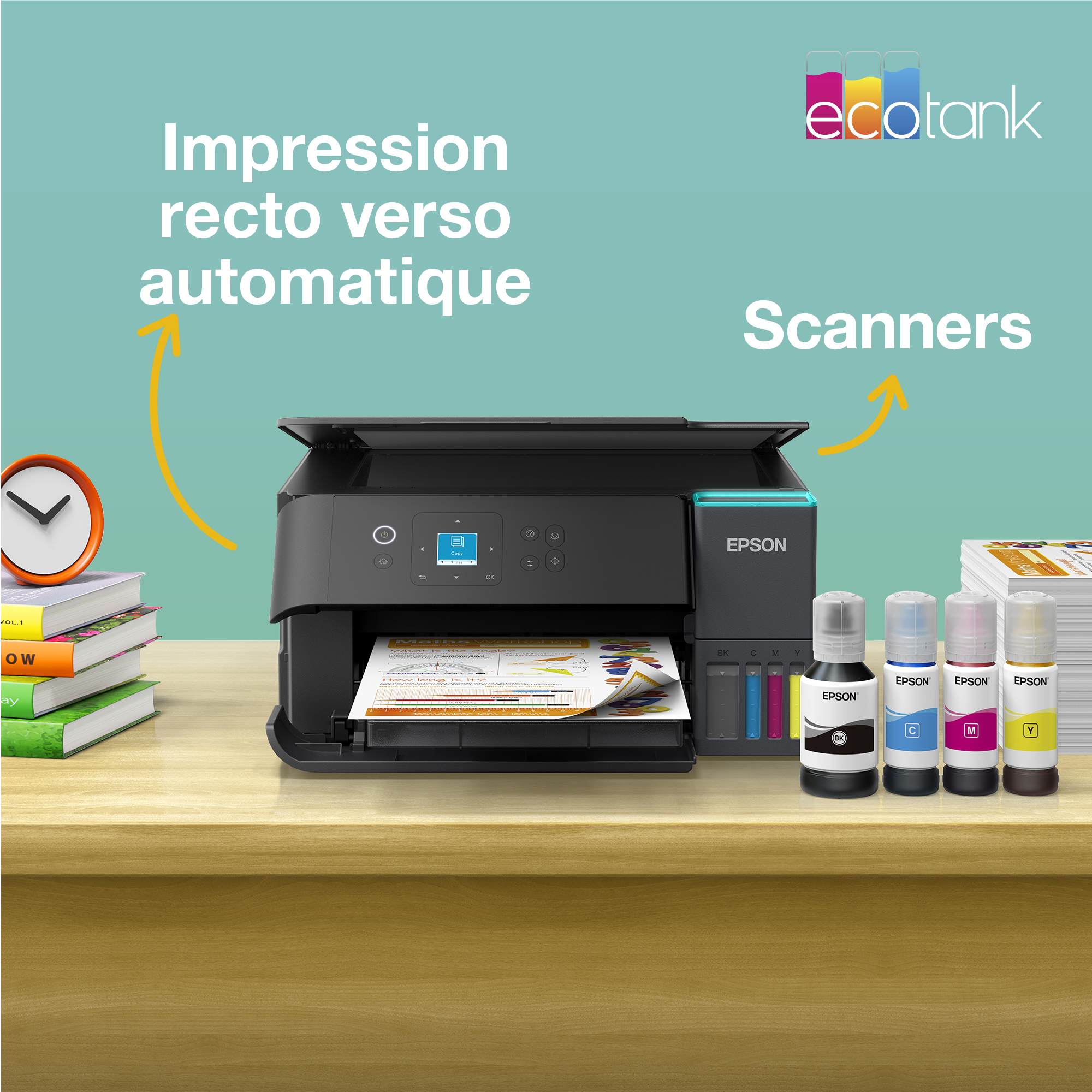 Imprimante Epson EcoTank sur bureau en bois avec flacons d'encre, livres et texte promotionnel.