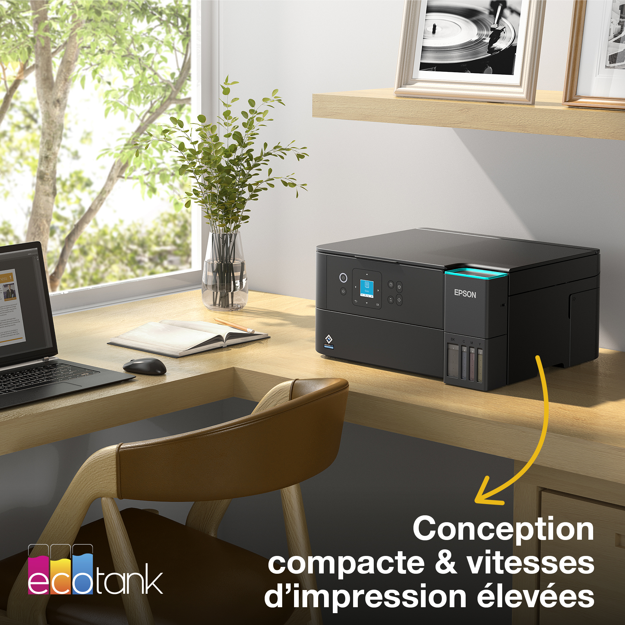 Une imprimante Epson EcoTank est posée sur un bureau en bois à côté d'un ordinateur portable, d'une plante et d'un carnet.