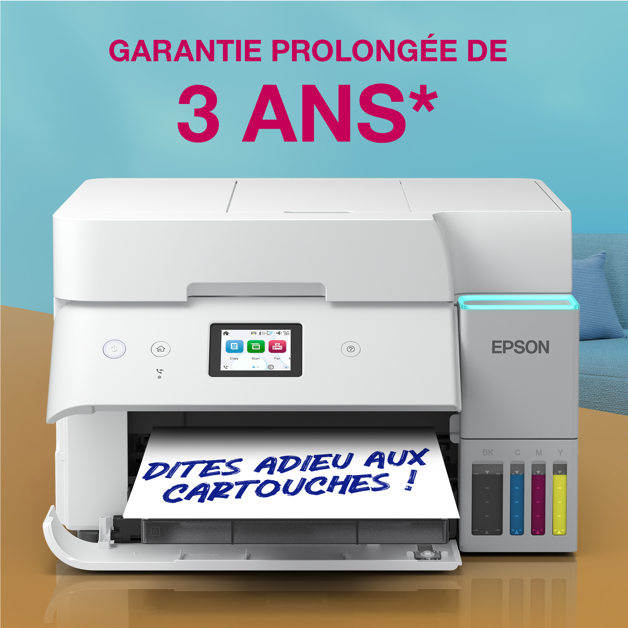 Une imprimante Epson blanche sur une table avec fond bleu. Texte en haut et sur papier.