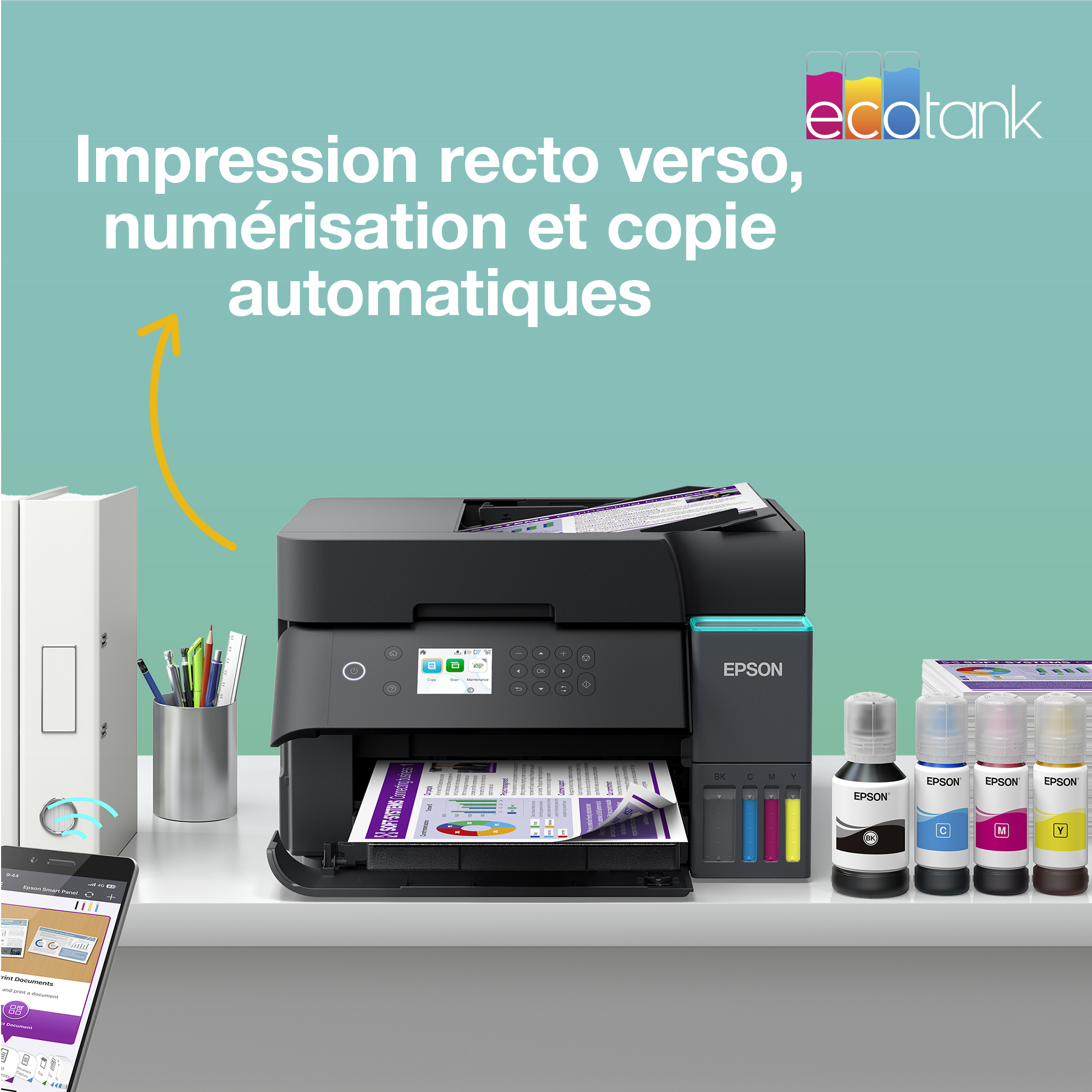 Une imprimante Epson EcoTank sur un bureau avec des bouteilles d'encre, un classeur et un smartphone.