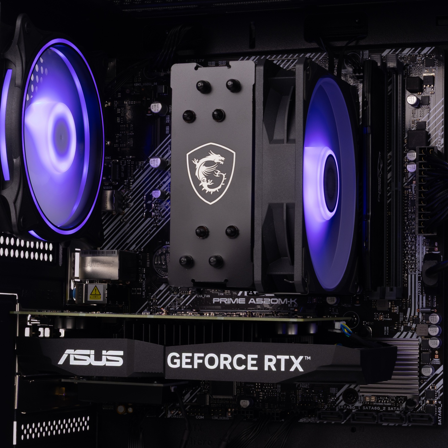 Un refroidisseur de processeur MSI avec ventilateurs LED violettes et une carte graphique ASUS GeForce RTX.