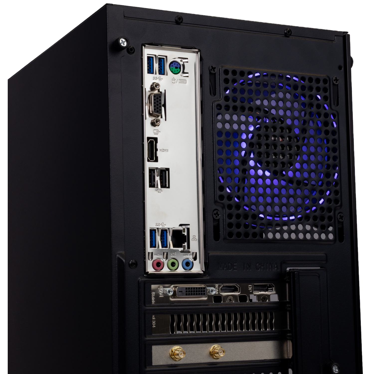 Panneau arrière d'un boîtier de PC noir montrant le panneau d'E/S, les ports et un ventilateur lumineux.