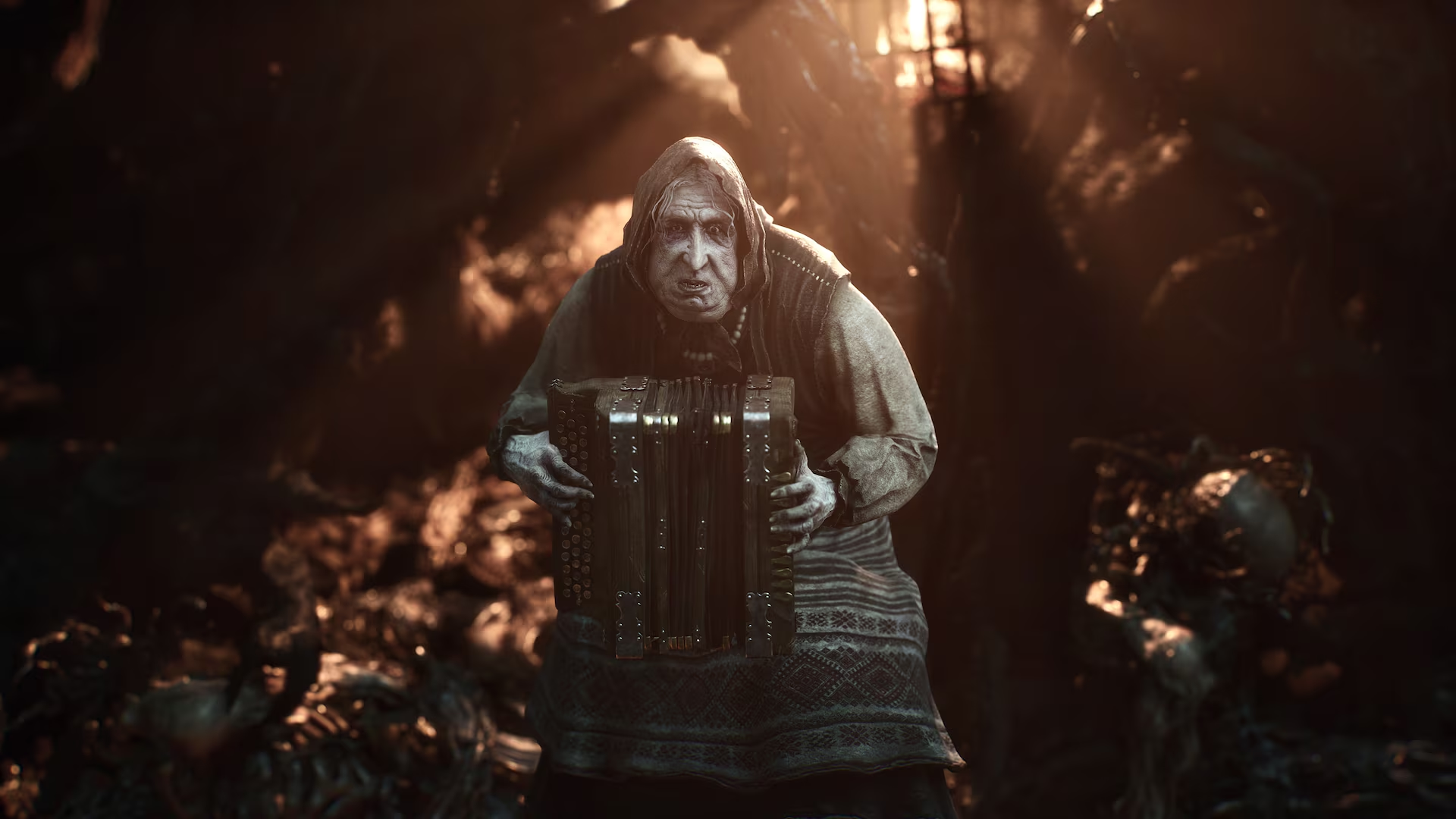 Eine alte Frau in Kapuze spielt drinnen im dunklen Raum mit sanftem Licht eine Ziehharmonika.