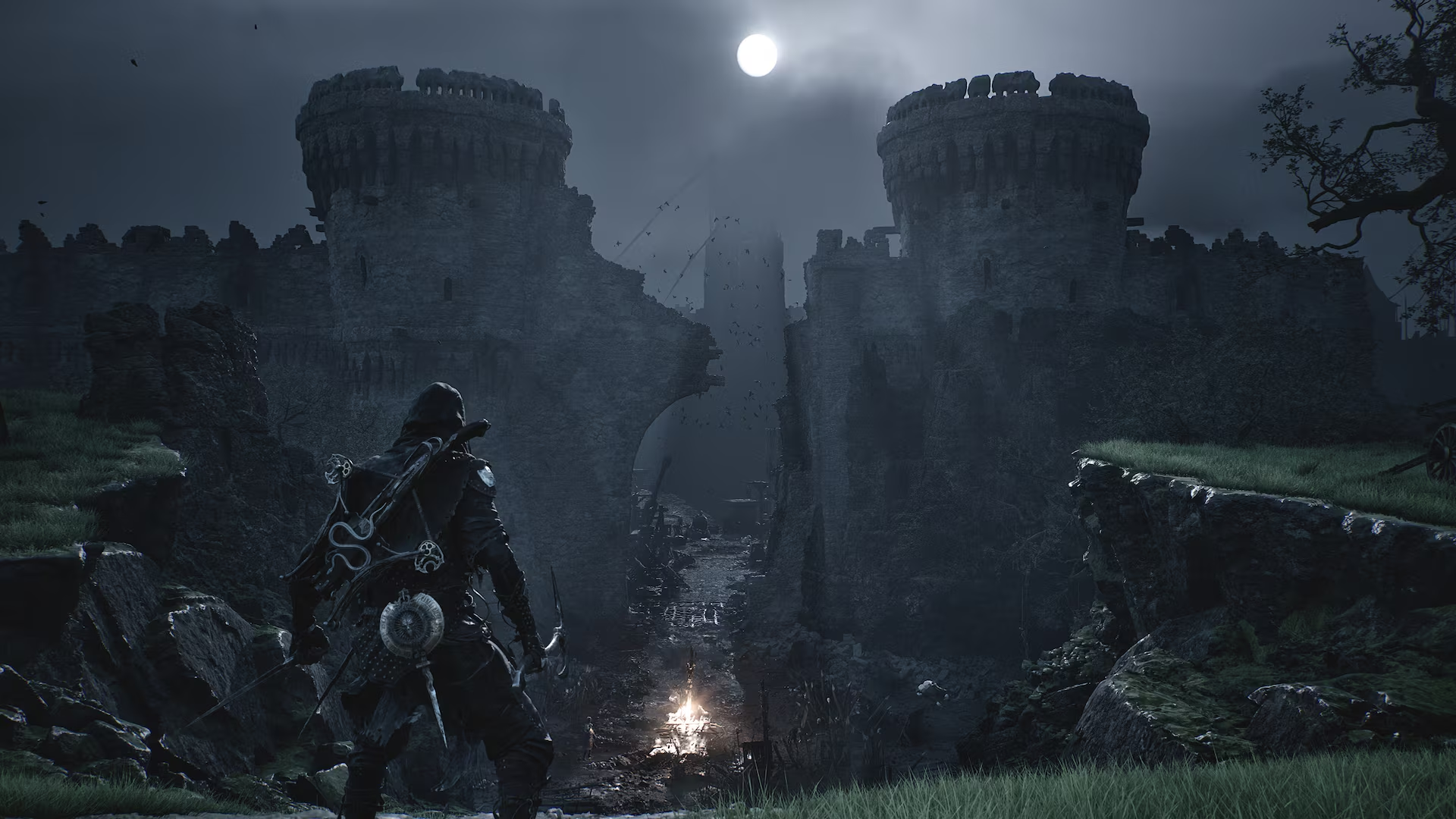Ein Kapuzenkrieger steht bei Nacht vor den Trümmern einer großen, beleuchteten Festung unter dem Vollmond.