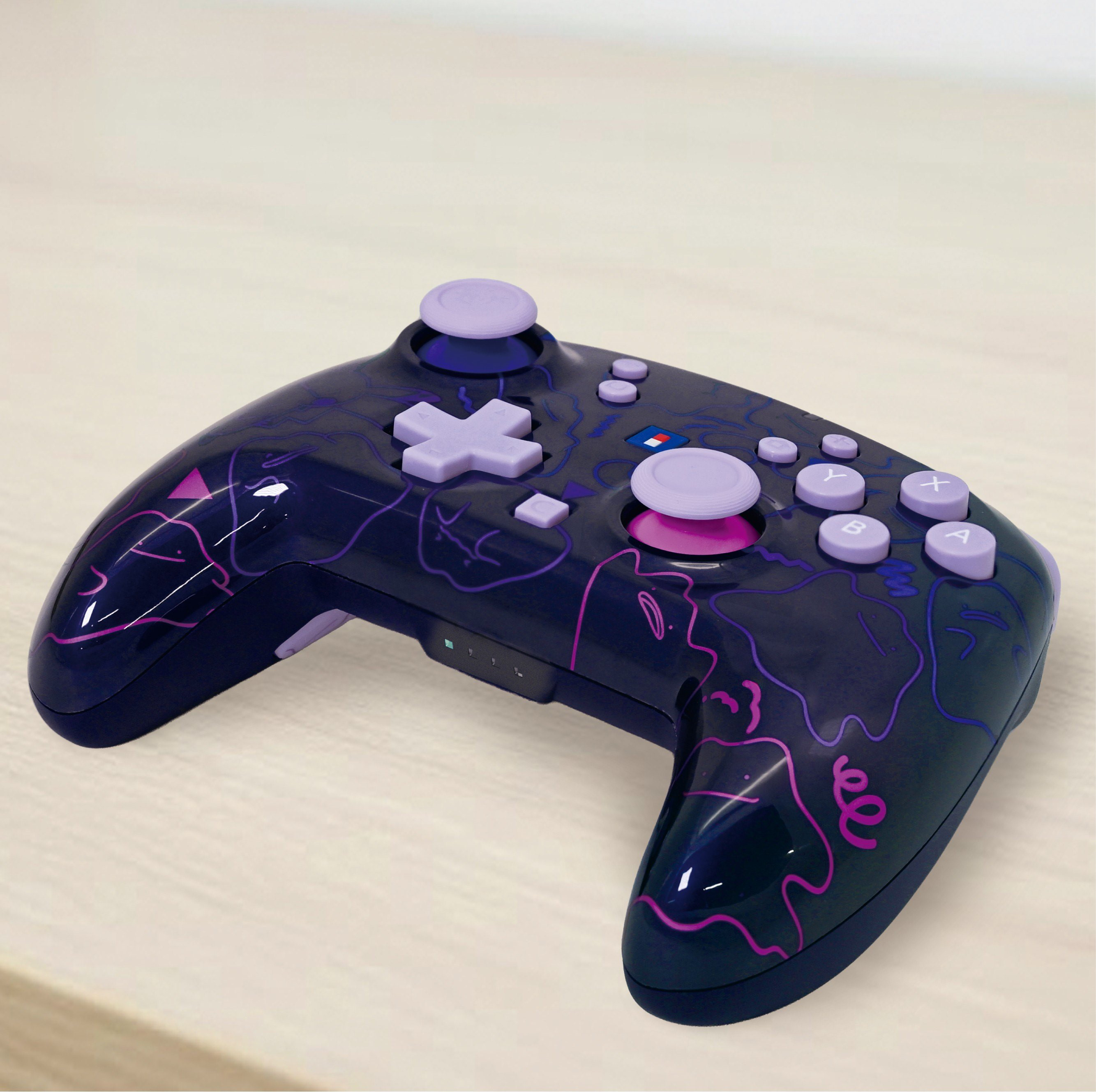 Ein dunkelvioletter kabelloser Controller mit rosa abstrakten Linien auf heller Holzoberfläche.