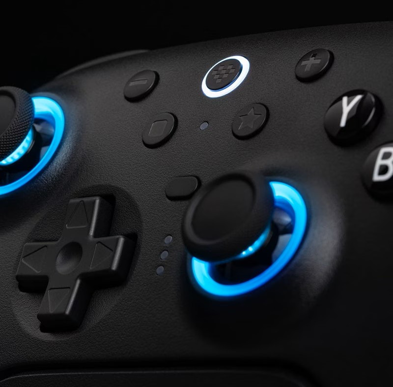 Primo piano di un controller di gioco nero con joystick e pulsanti blu luminosi.