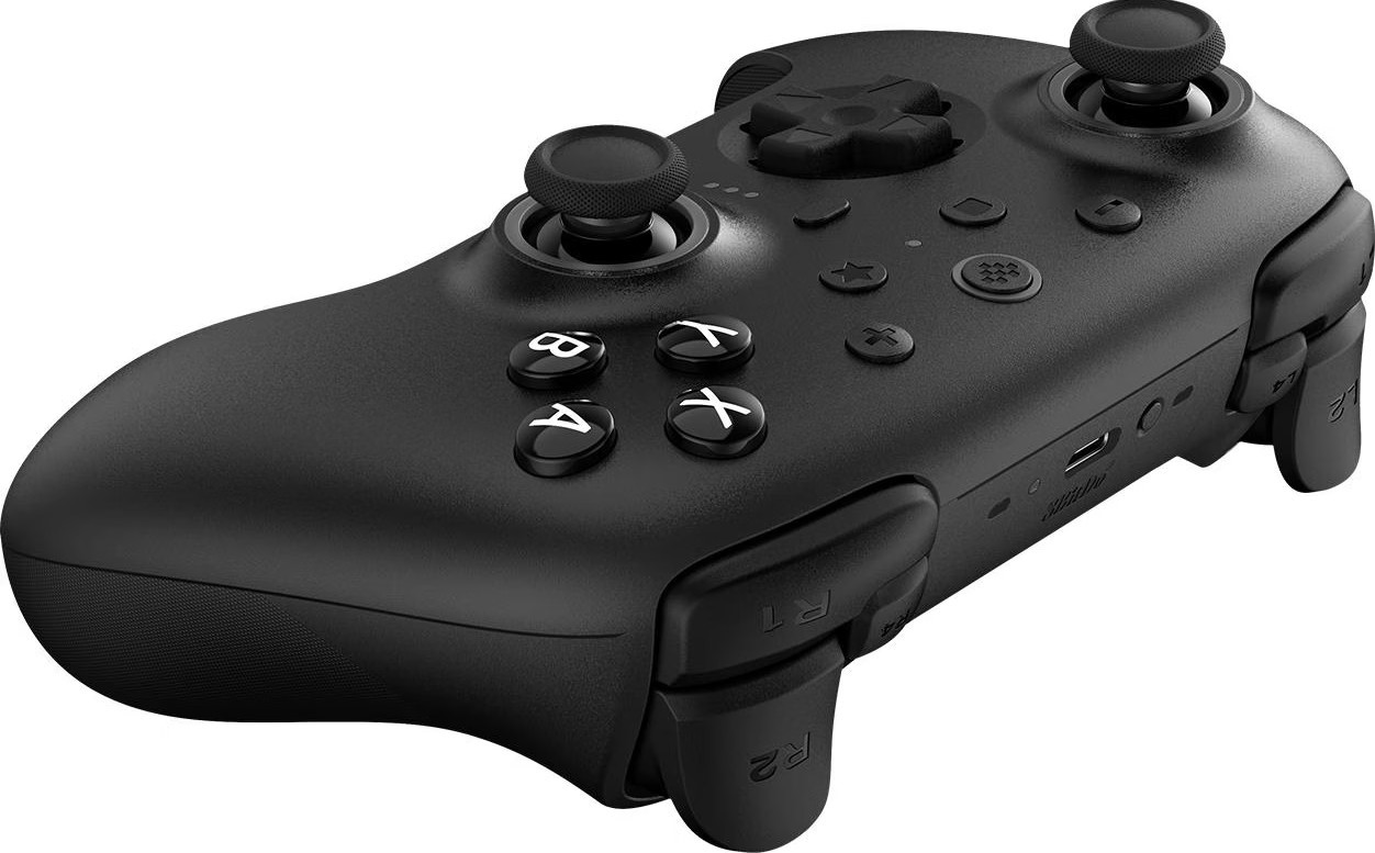 Controller per videogiochi nero con pulsanti, joystick e grilletti su sfondo bianco.