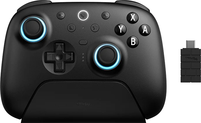 Controller di gioco wireless nero con levette blu luminose e un dongle USB-C sulla destra.