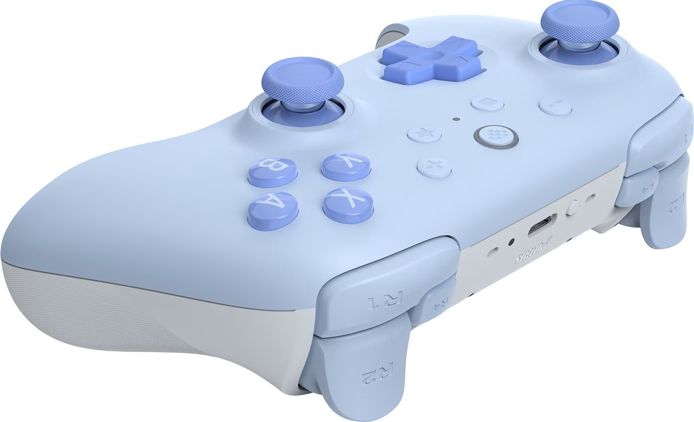 Ein hellblauer kabelloser Gaming-Controller mit weißen Details und verschiedenen Tasten auf einer weißen Oberfläche.