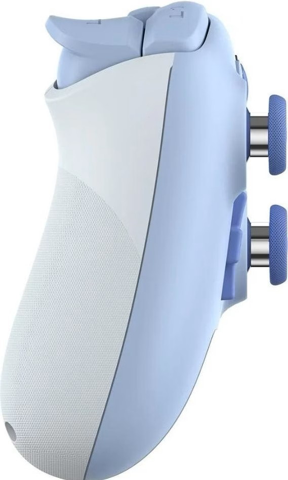 Seitenansicht eines hellblauen und weißen Gamecontrollers mit strukturierten Griffen und Joysticks.