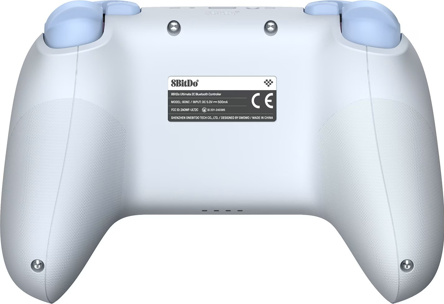 Rückansicht eines hellblauen 8BitDo Ultimate 2C Bluetooth-Controllers mit strukturierten Griffen und Informationsetikett.