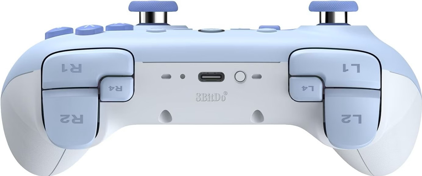 Rückansicht eines hellblauen 8BitDo-Controllers mit Schultertasten, R1, R2, R4, L1, L2, L4 und USB-C-Anschluss.