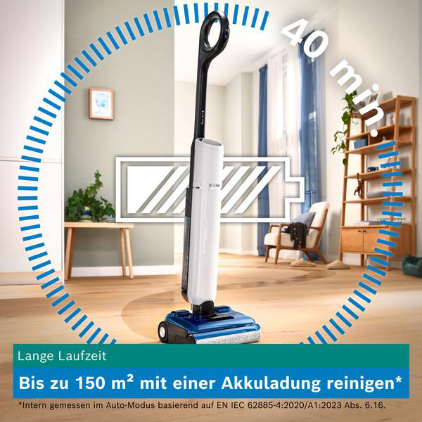 Ein weiß-blauer Staubsauger steht auf einem Holzboden in einem hellen Wohnzimmer mit Text für Akkulaufzeit.