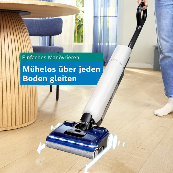 Person bedient einen blauen und weißen Akku-Wischsauger auf einem Holzfußboden.