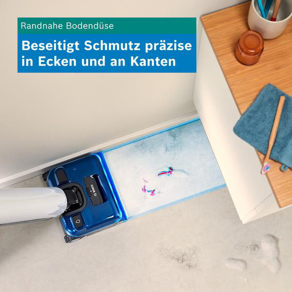 Ein blauer Bosch-Bodenwischer reinigt präzise eine Ecke in einem hellen Badezimmer.