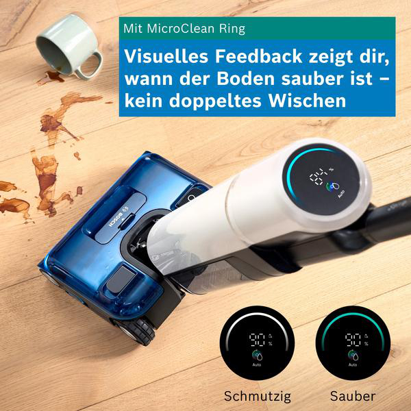 Ein Bosch Wischsauger auf einem Holzfussboden neben einer verschuetteten Fluessigkeit und einer Tasse.