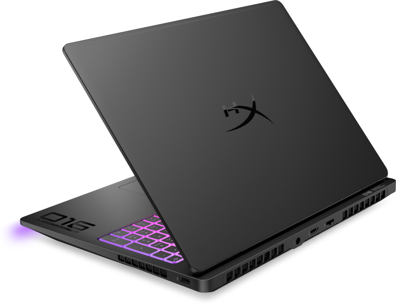 Czarny laptop dla graczy z podświetlaną klawiaturą i logo marki na pokrywie na ciemnym tle.