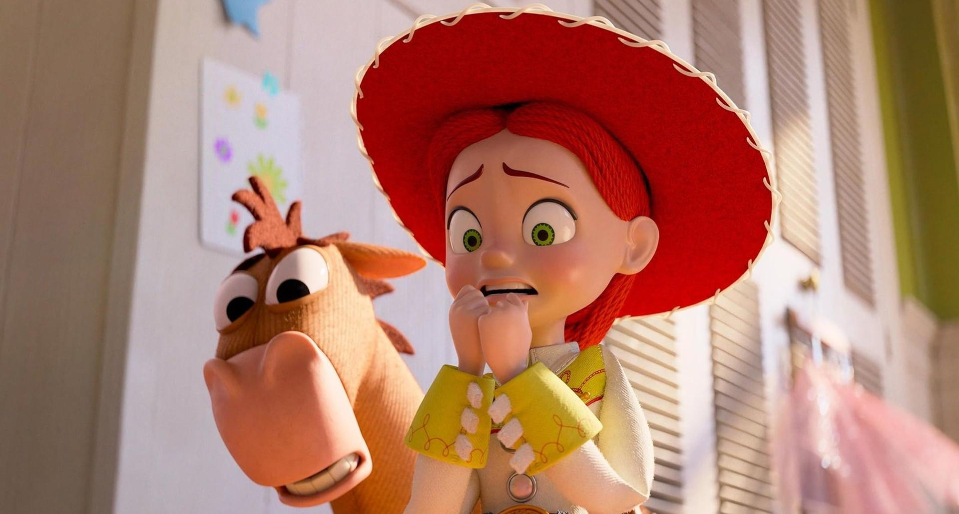 Jessie mit rotem Hut und ein besorgtes Stoffpferd in einem Zimmer.