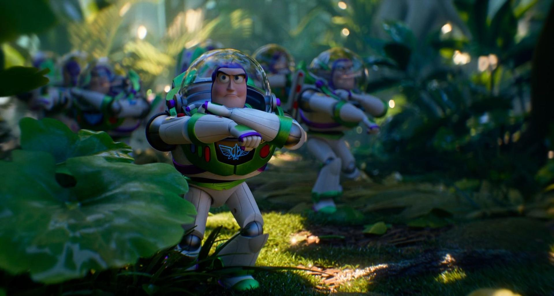 Mehrere Buzz Lightyear Figuren im Raumfahrer-Kostüm stehen in einer üppigen, grünen Dschungellandschaft.