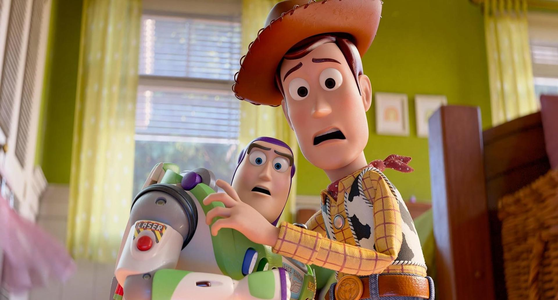 Woody und Buzz Lightyear schauen in einem Schlafzimmer mit grünen Wänden und Fenster geschockt.
