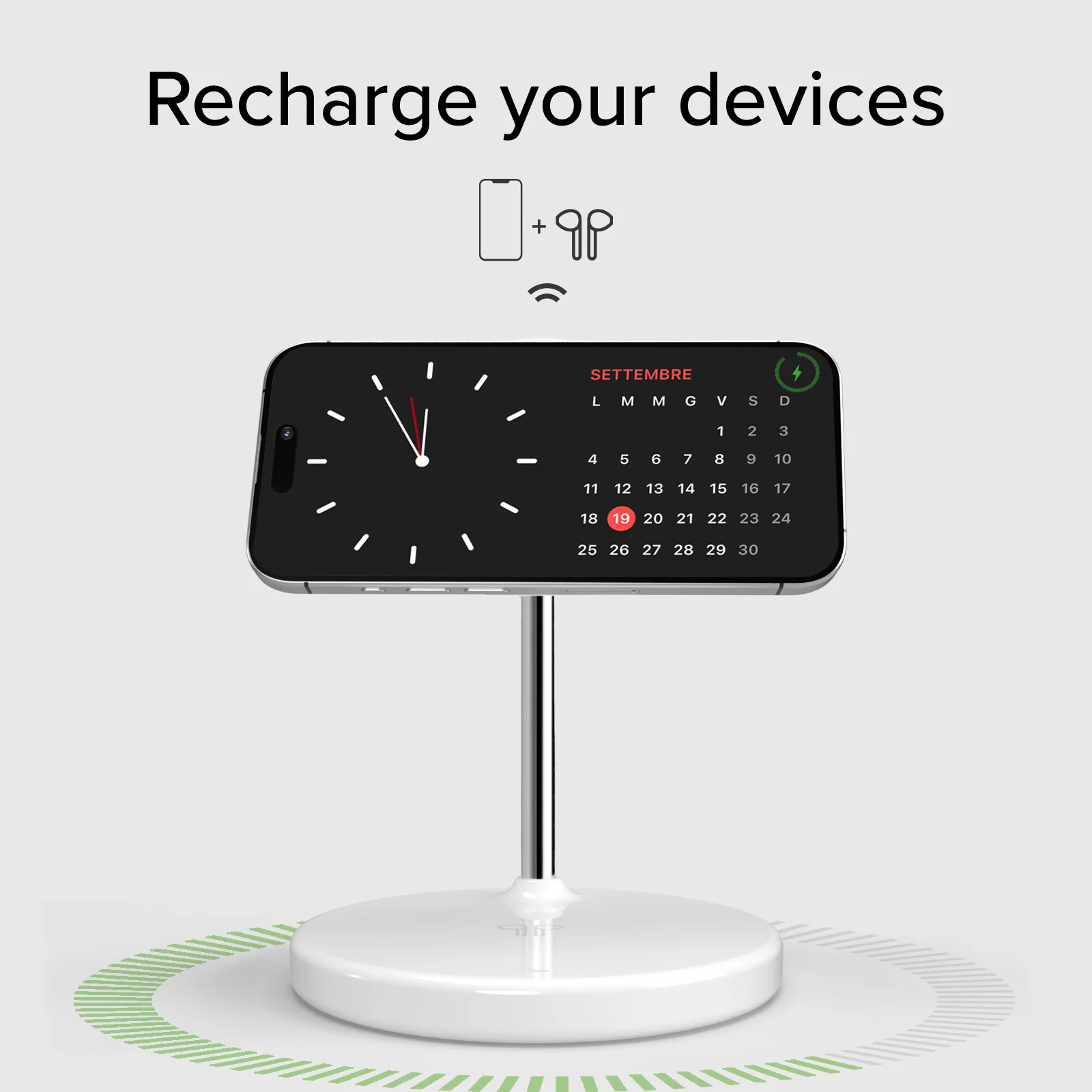 Ein silbernes Smartphone auf einer weißen Ladehalterung vor grauem Hintergrund mit der Aufschrift Recharge your devices.